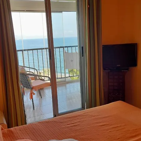 Apartamanto Frente Al Mar, Un Con Dos Camas, Mas Otra Cama Abatible En El Salon Apartment *