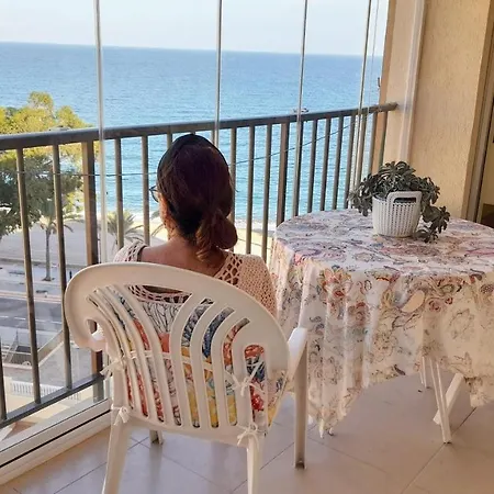 Apartamanto Frente Al Mar, Un Con Dos Camas, Mas Otra Cama Abatible En El Salon