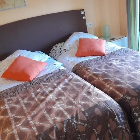 Apartamanto Frente Al Mar, Un Con Dos Camas, Mas Otra Cama Abatible En El Salon