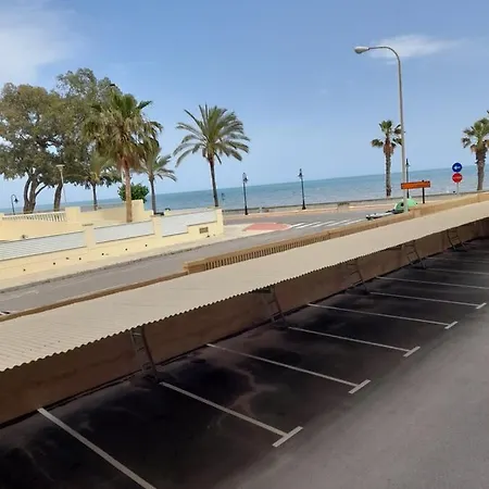 Apartamanto Frente Al Mar, Un Con Dos Camas, Mas Otra Cama Abatible En El Salon *
