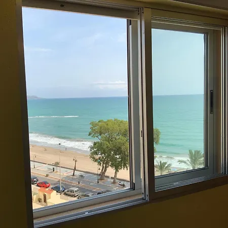 Apartamanto Frente Al Mar, Un Con Dos Camas, Mas Otra Cama Abatible En El Salon *