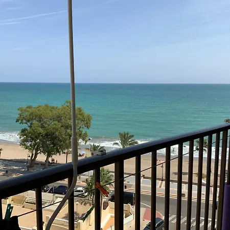Apartamanto Frente Al Mar, Un Con Dos Camas, Mas Otra Cama Abatible En El Salon